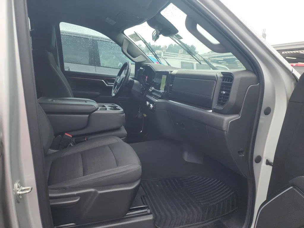 Used 2022 Silver GMC Elevation image 5
