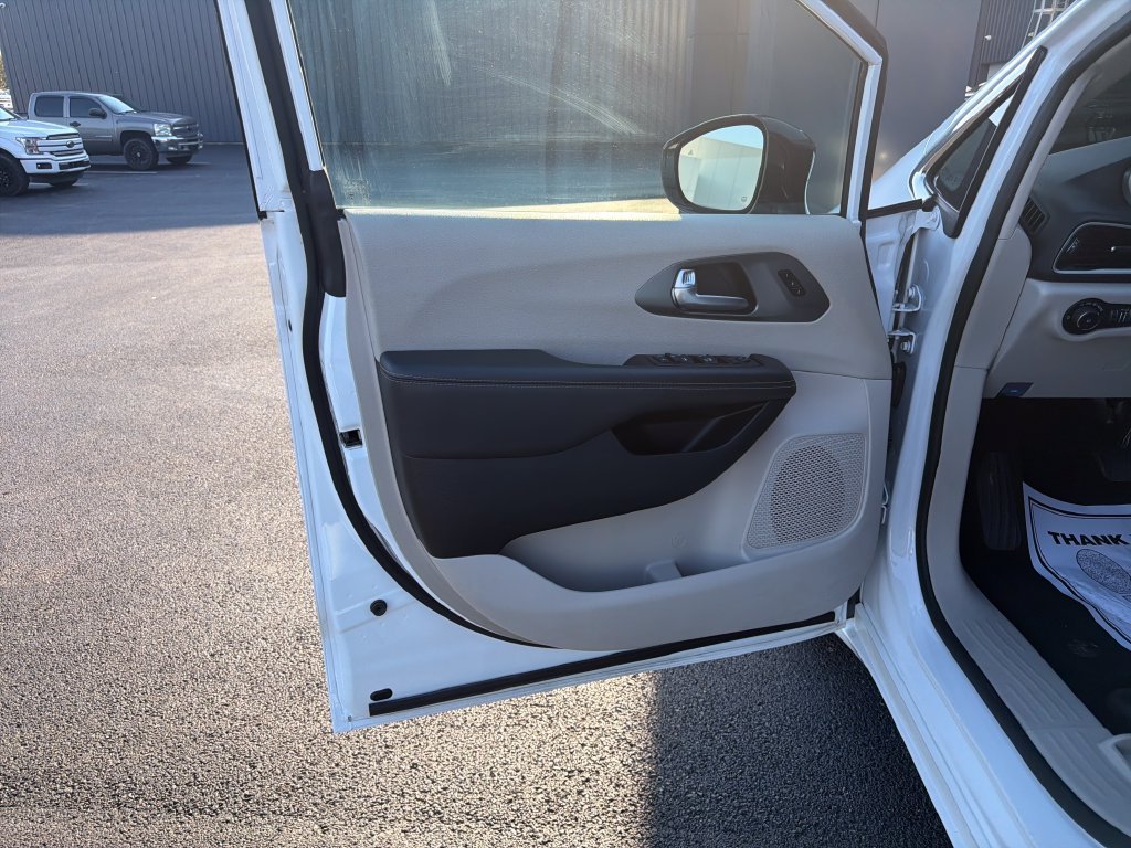 Used 2024 White Chrysler Touring L image 11