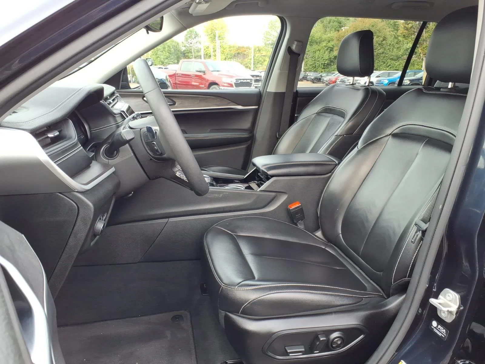 Used 2023 Midnight Sky Jeep Limited image 17