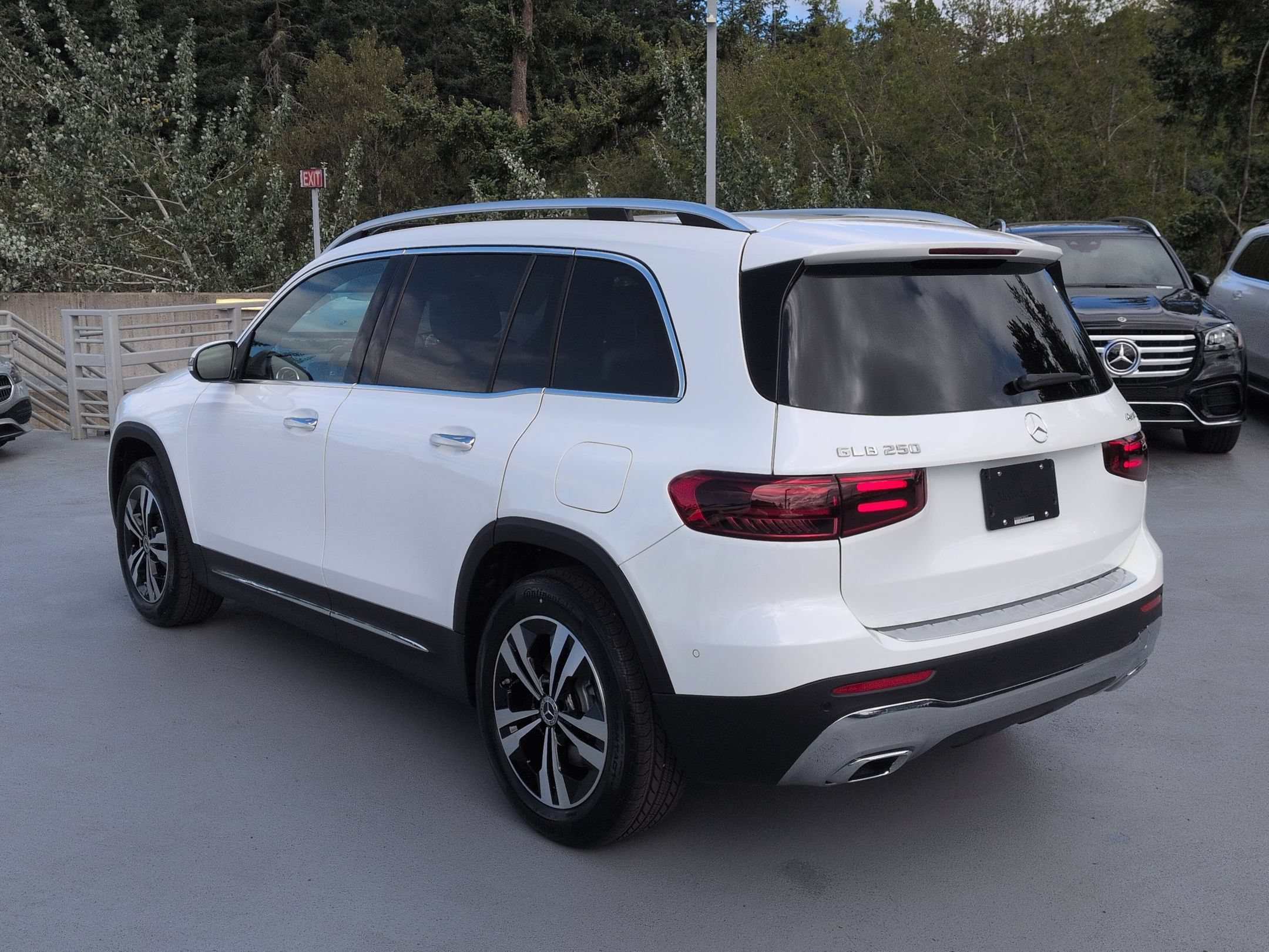 New 2026 Polar White Mercedes-Benz GLB 250 image 41