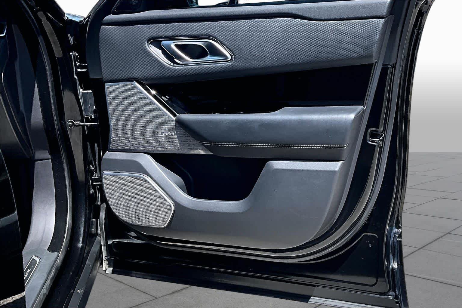 Used 2020  Land Rover R-Dynamic S image 27