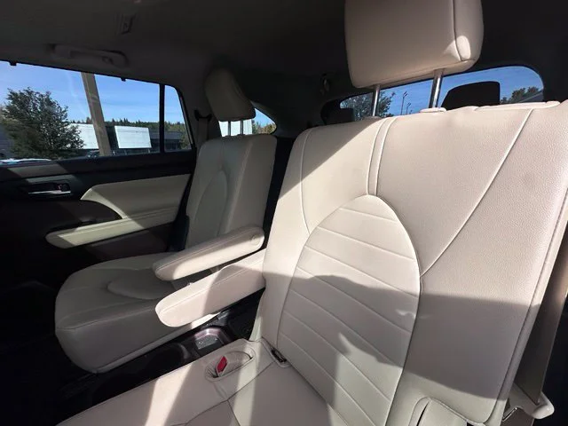 Used 2022 Beige Toyota XLE image 11