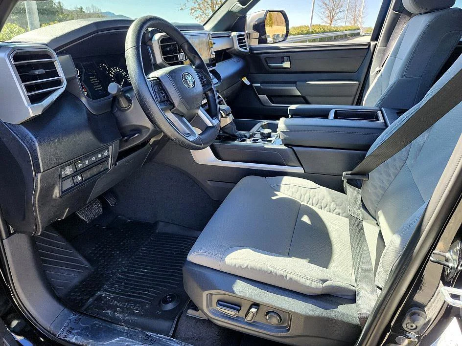 2025 Toyota Tundra SR5 - Photo 9