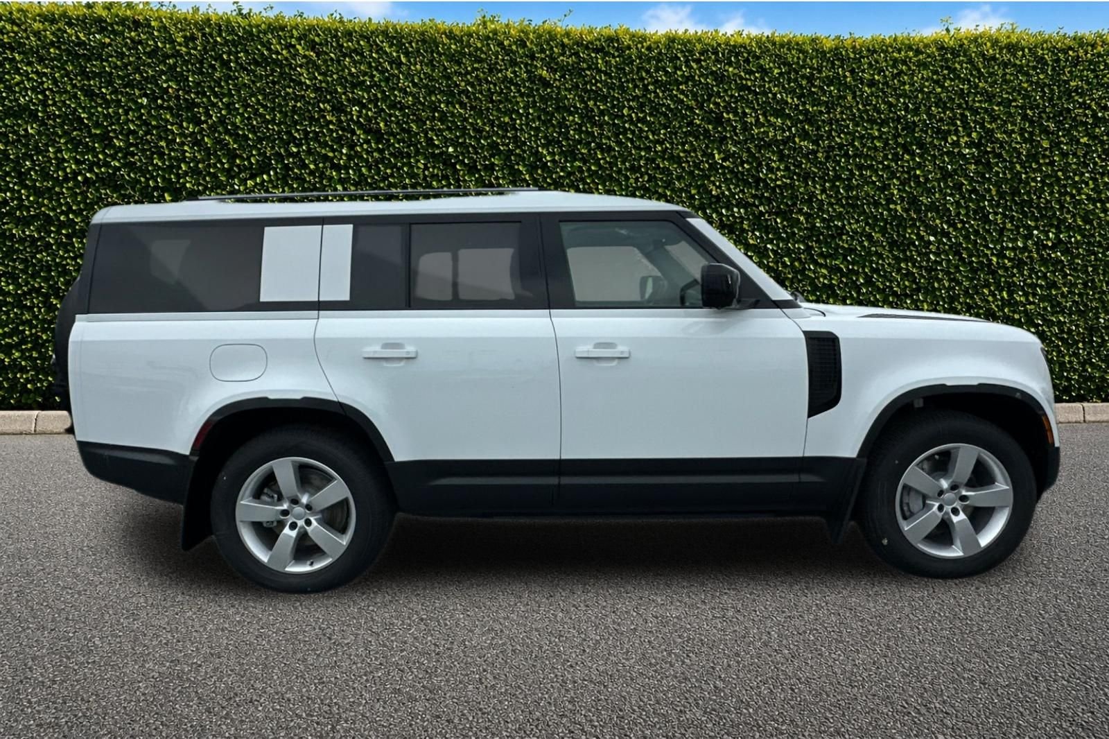 Used 2025  Land Rover S image 7