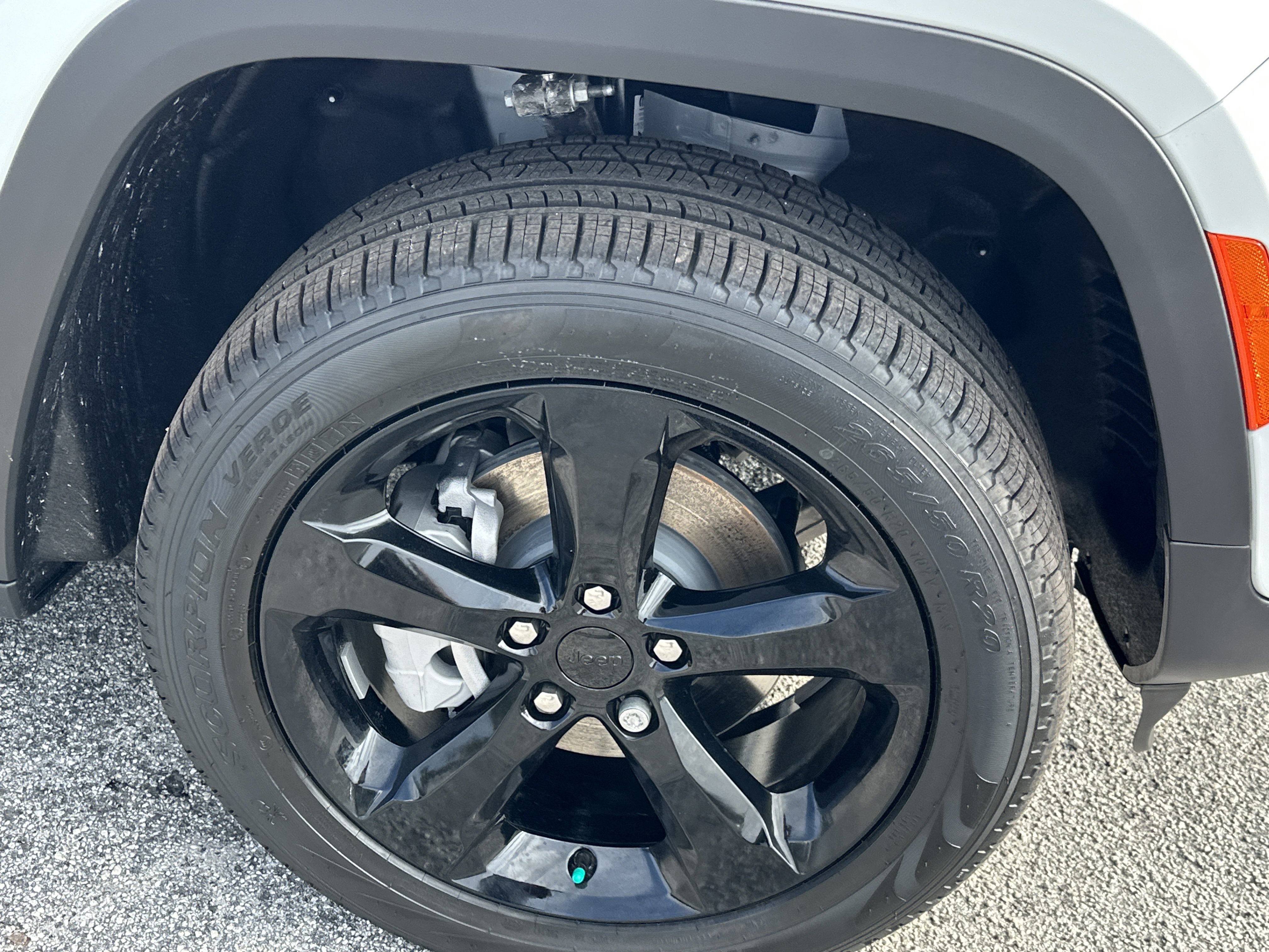 New 2025 Bright White Clear-Coat Exterior Paint Jeep Limited image 13