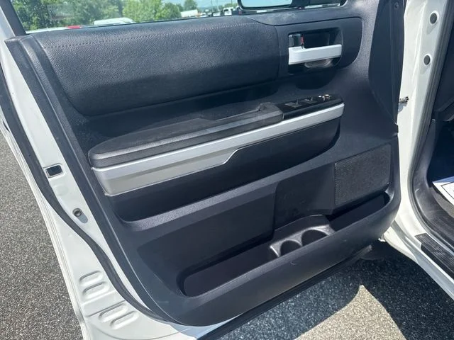 Used 2016  Toyota SR5 image 16