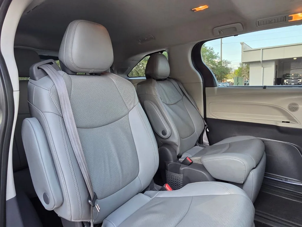 Used 2021  Toyota Limited image 18
