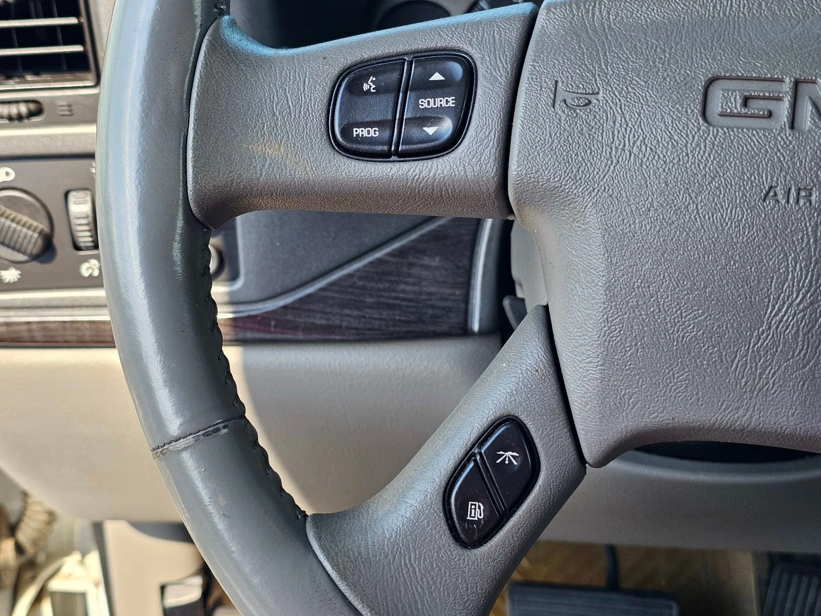 Used 2005 Summit White GMC Denali image 22