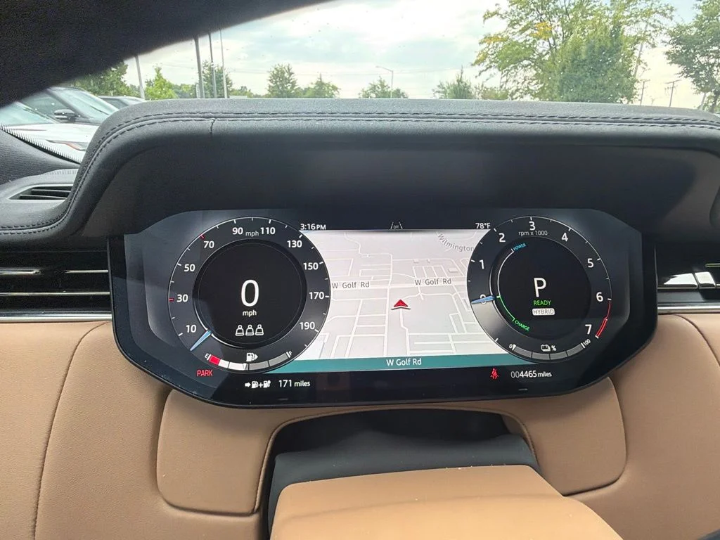 Used 2025  Land Rover SE image 16