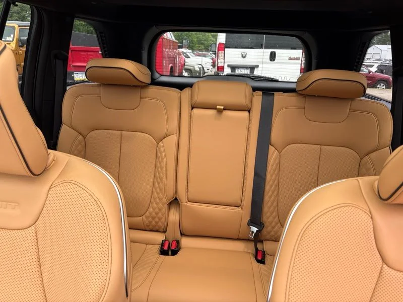 New 2026 Bright White Clear-Coat Exterior Paint Jeep Summit image 27