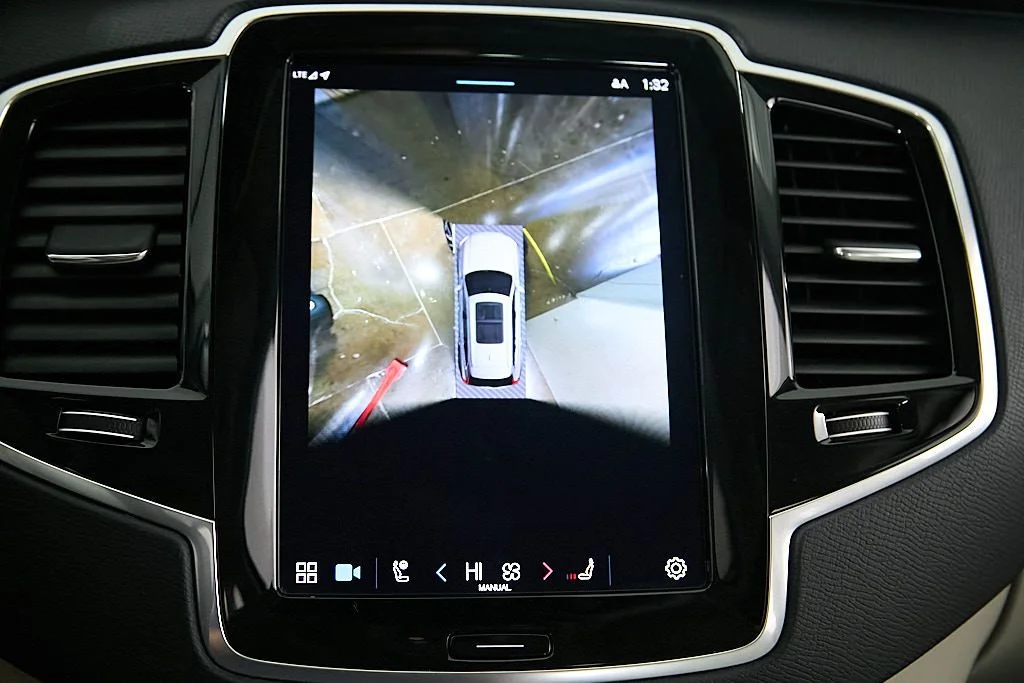 New 2023 Crystal White Volvo Plus image 34