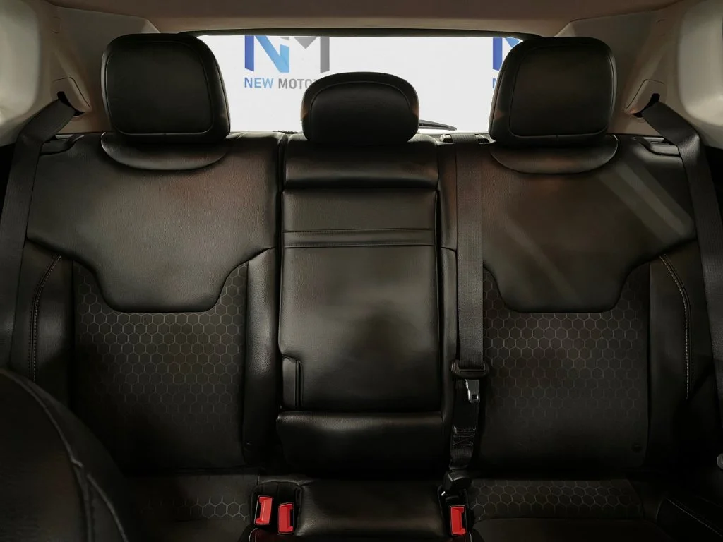 Used 2019 Diamond Black Jeep Latitude image 13
