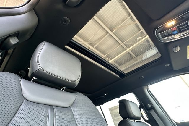New 2026 Silver-Zynith Exterior Paint Jeep Limited Reserve image 17