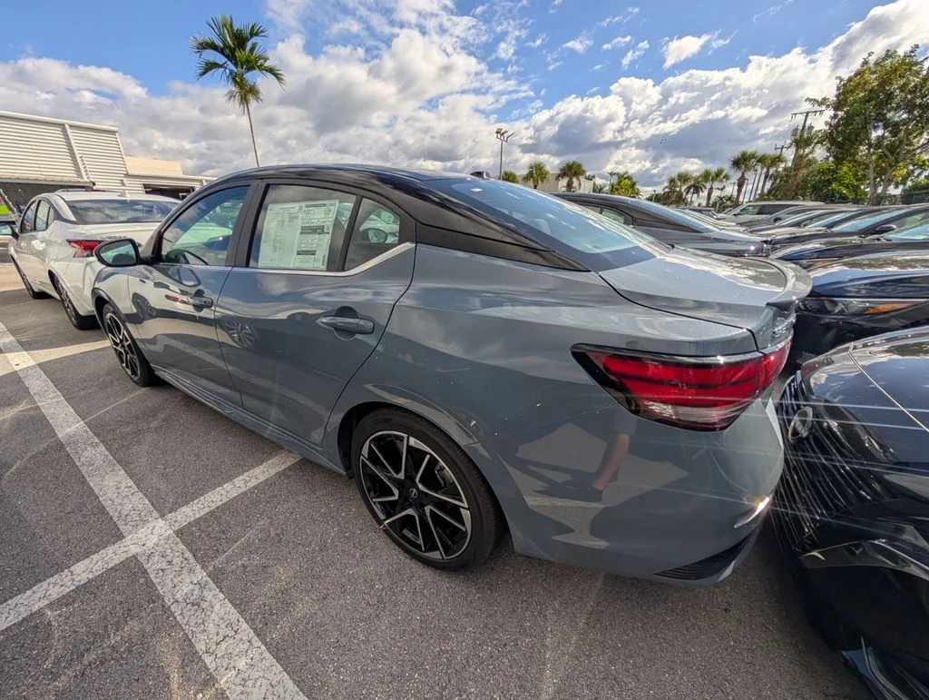 2025 Nissan Sentra SR - Photo 10