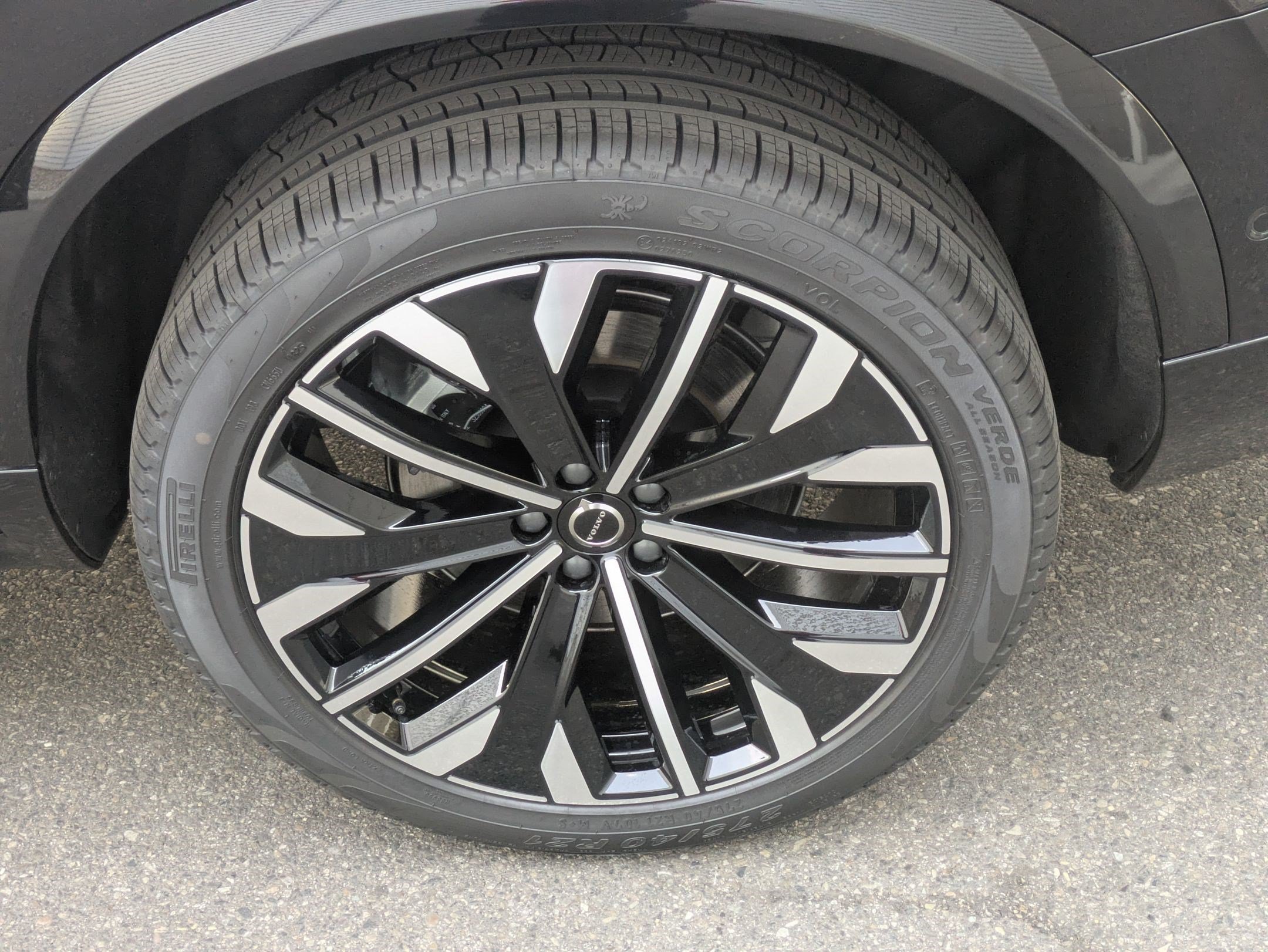 New 2026 Onyx Black Metallic Volvo Plus image 18