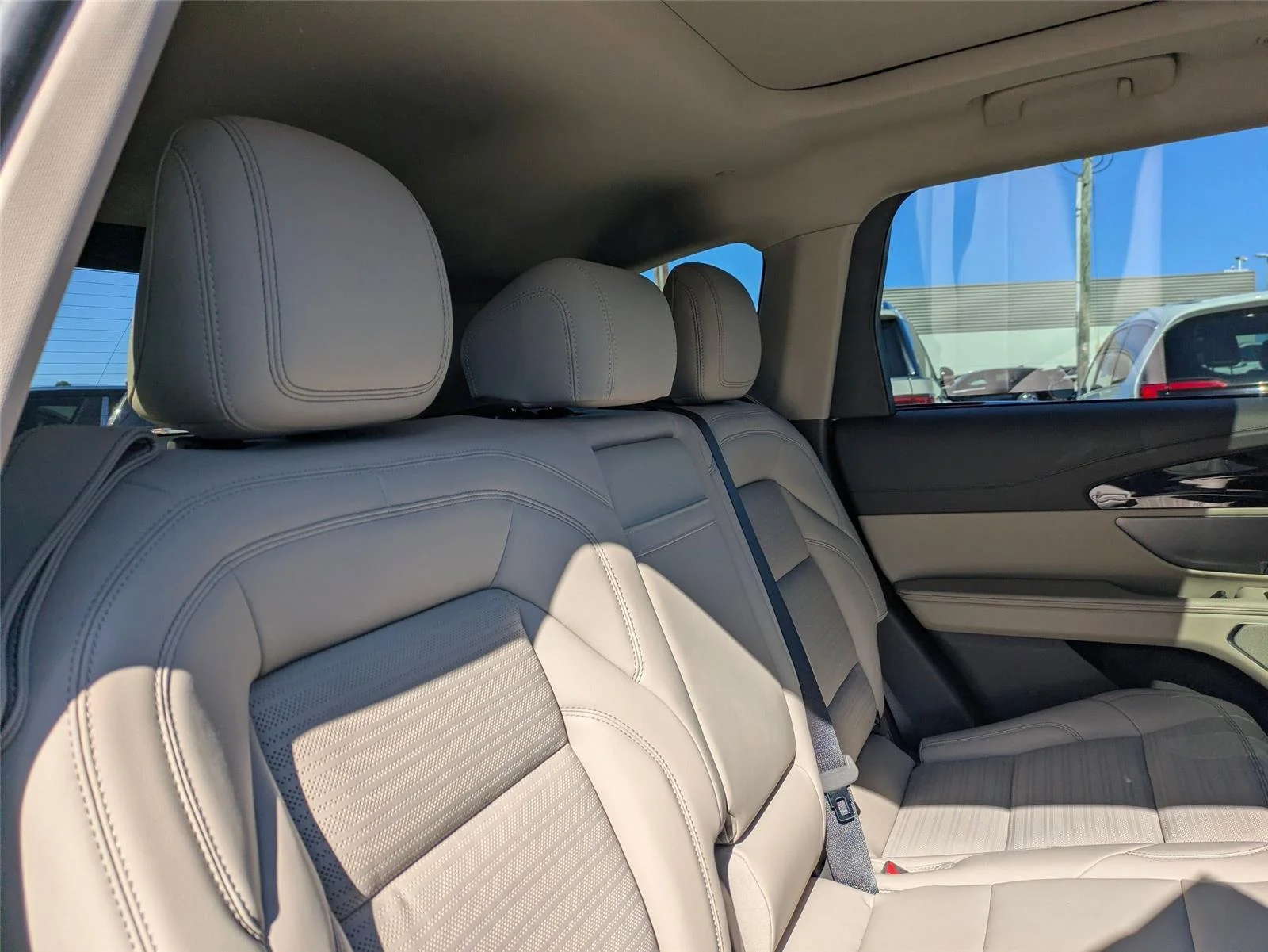 Used 2025 Silver Radiance Metallic Clearcoat Lincoln Reserve image 35