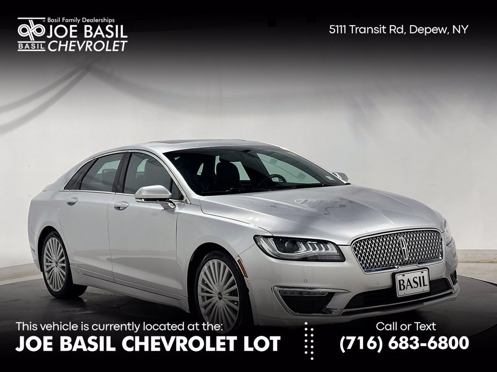 Used 2017 Silver Lincoln Reserve image 1