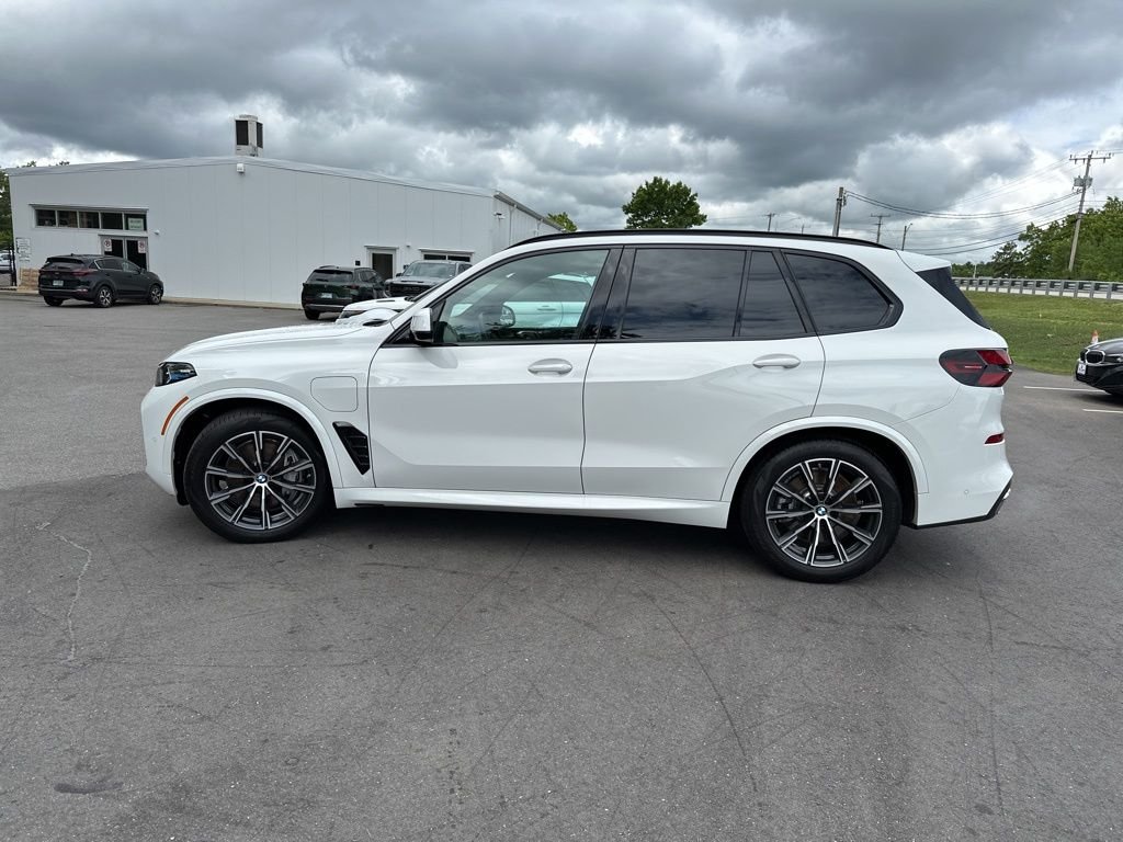 Used 2026 Alpine White BMW xDrive50e image 4