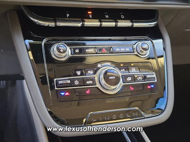 Used 2021 White Lincoln Standard image 27