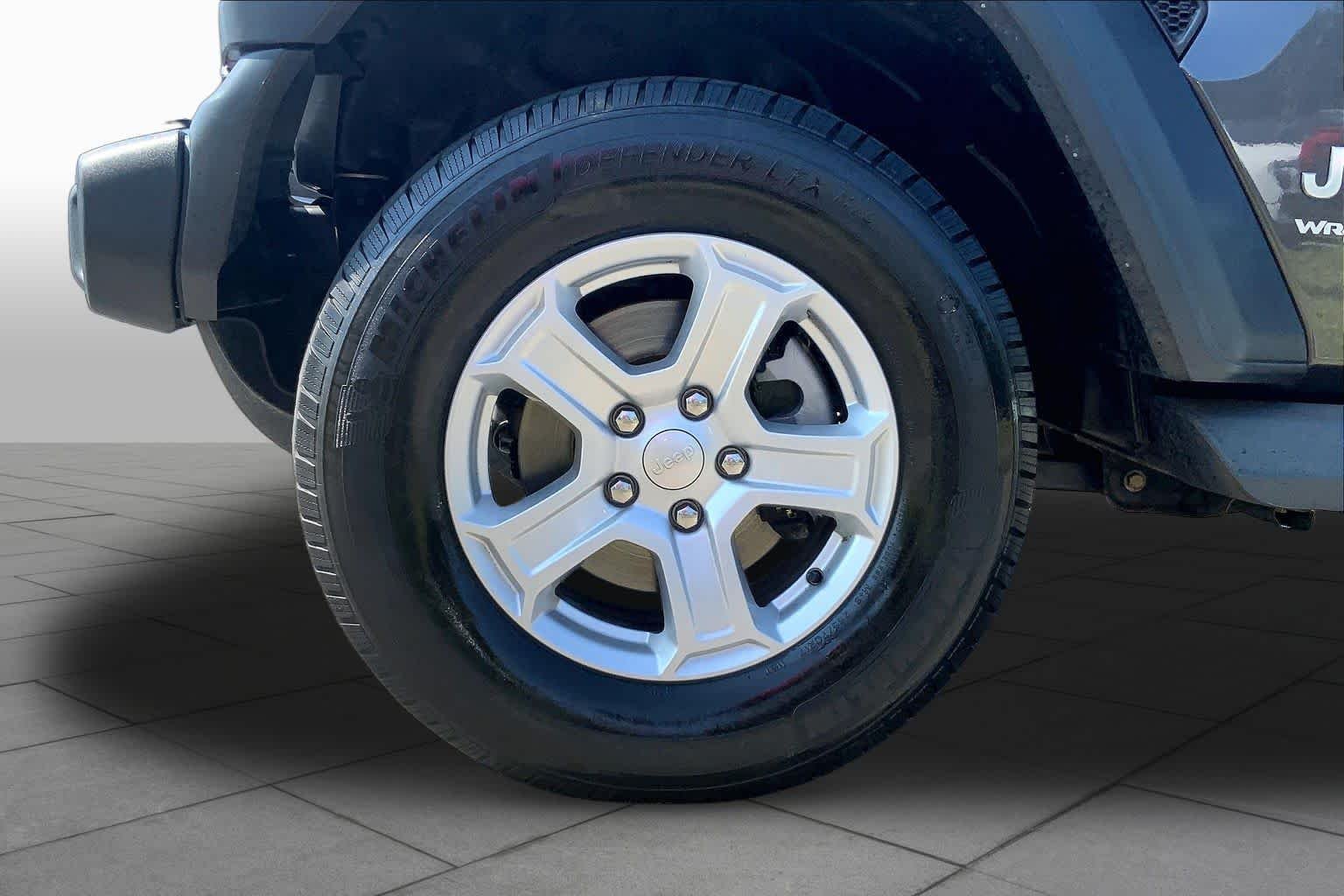 Used 2018 Granite Crystal Metallic Clearcoat Jeep Sport S image 11
