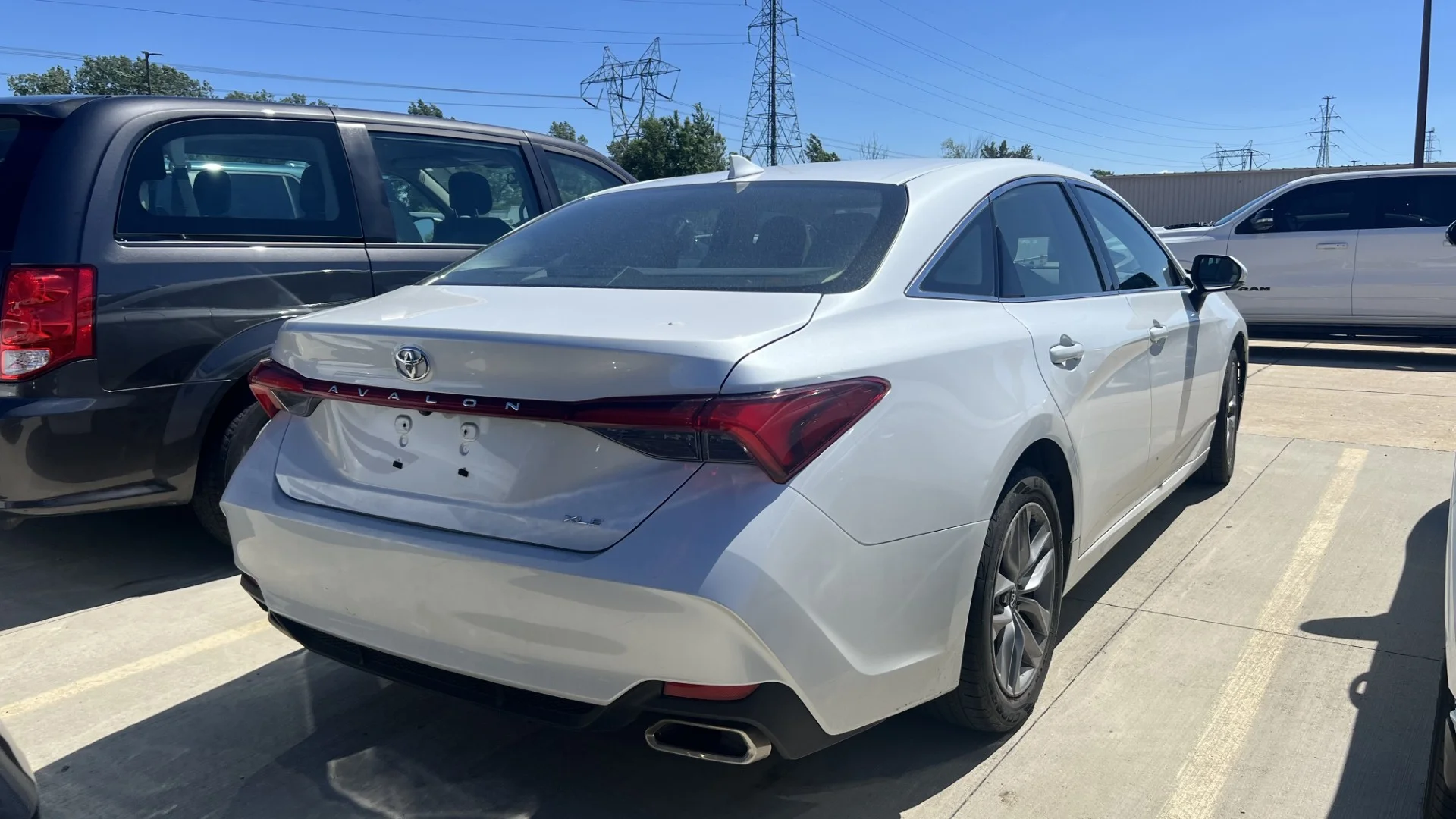 Used 2019 Wind Chill Pearl Toyota XLE image 3