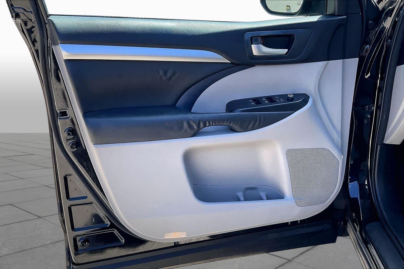 Used 2014 Attitude Black Metallic Toyota XLE image 22