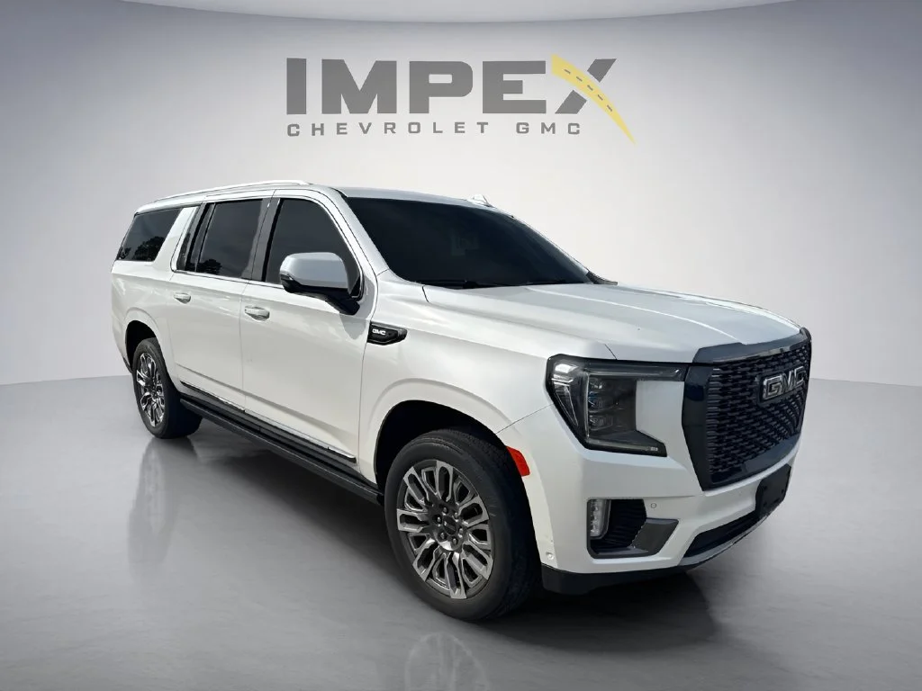 Used 2023 White Frost Tricoat GMC Denali Ultimate image 7