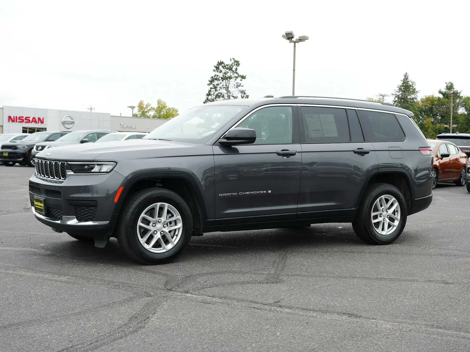 Used 2023 Baltic Gray Metallic Clearcoat Jeep Laredo image 3