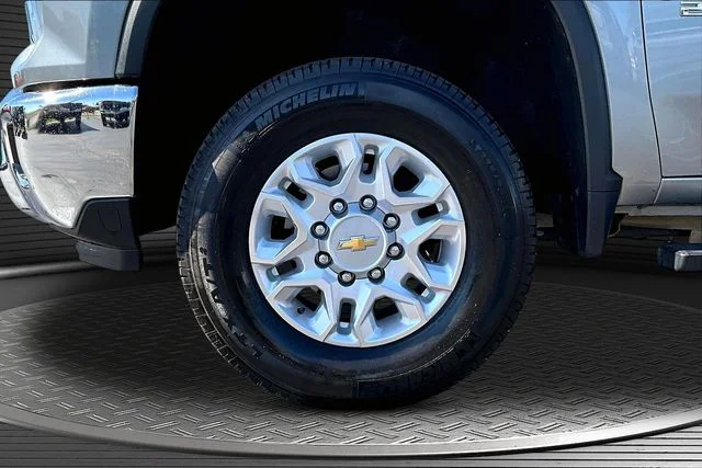 Used 2025 Gray Chevrolet LT image 33