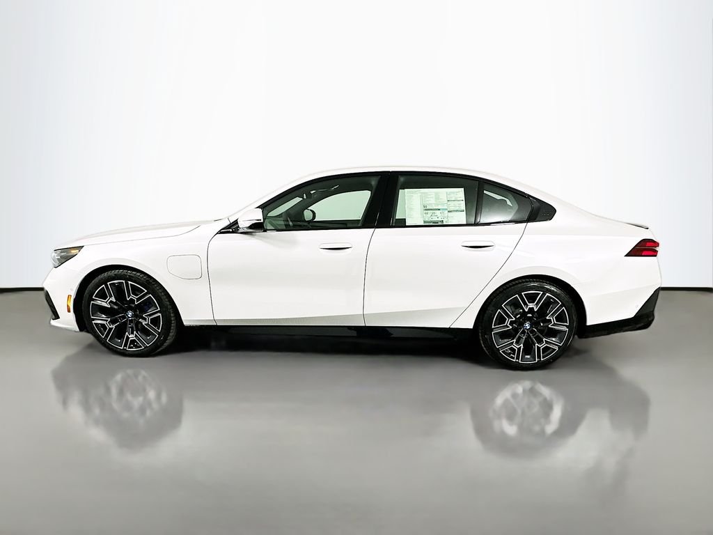 New 2027 Mineral White Metallic BMW 550e xDrive image 8