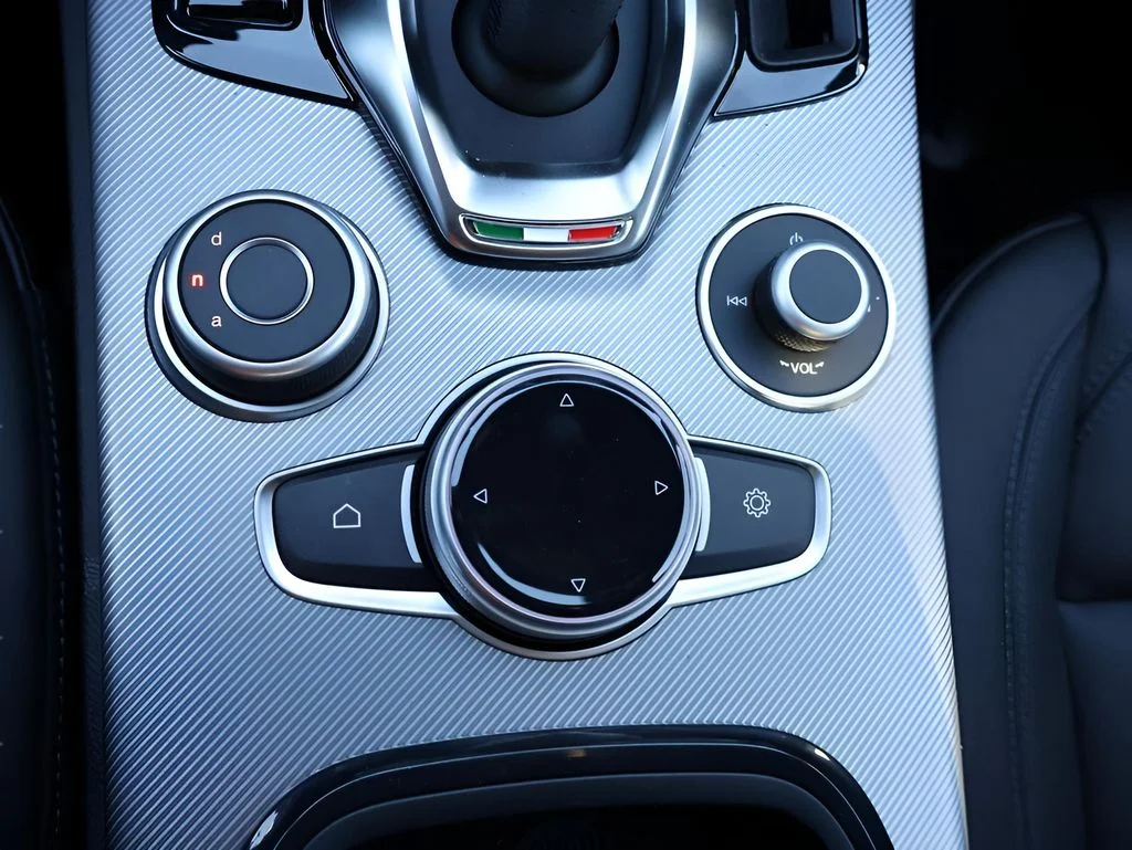 New 2025 Vulcano Black Metallic Alfa Romeo Base image 29
