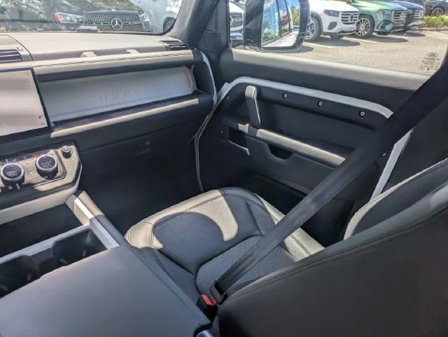 Used 2025 Fuji White Land Rover X-Dynamic SE image 14