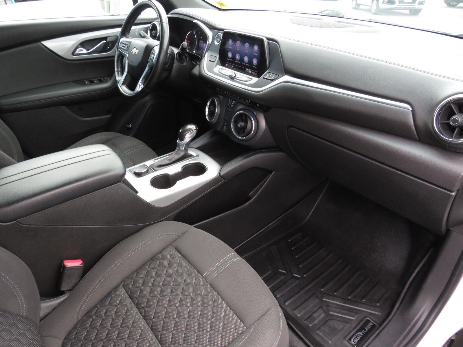 Used 2019 Summit White Chevrolet  image 21