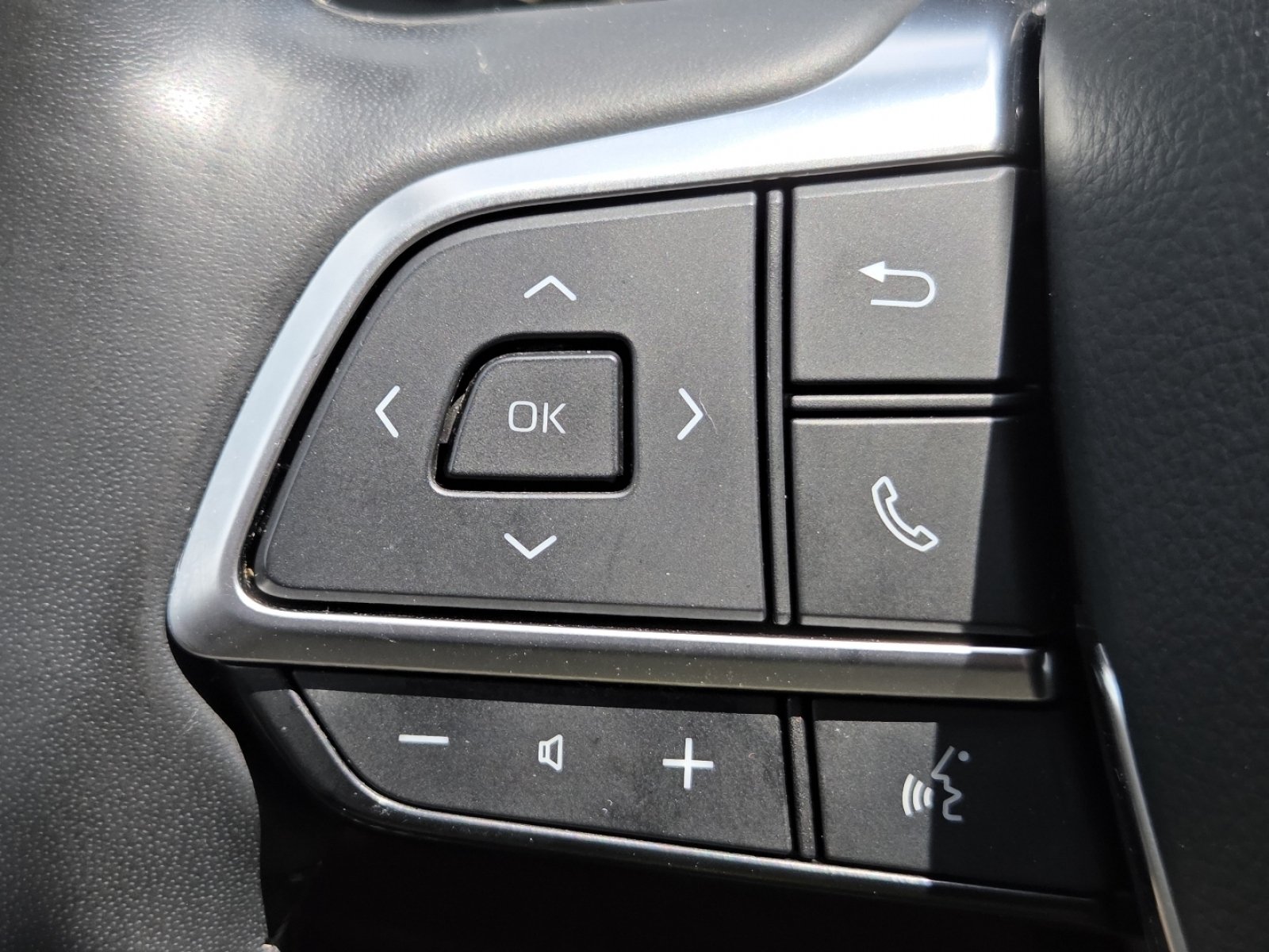 Used 2020 Midnight Black Metallic Toyota XLE image 14