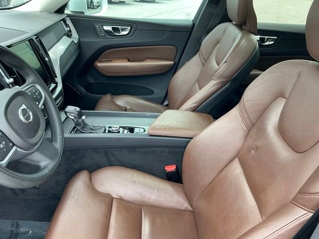 Used 2019 White Volvo T5 Momentum image 28