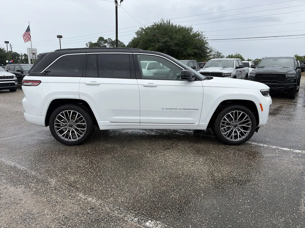 New 2026 Bright White Clear-Coat Exterior Paint Jeep Summit image 7