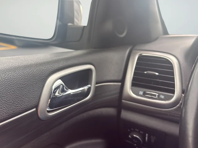 Used 2019 Silver Jeep Laredo E image 27