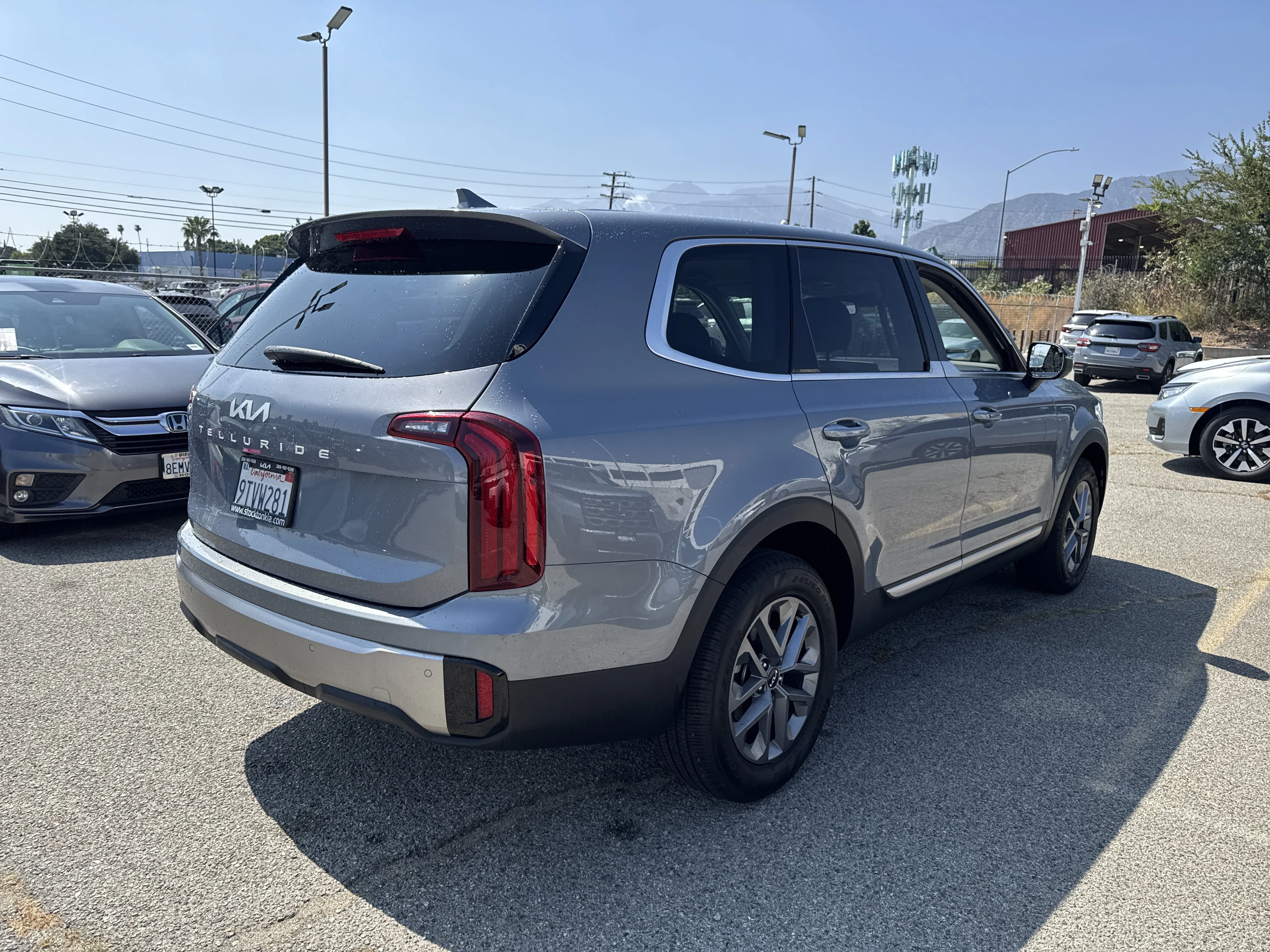 Used 2025 Everlasting Silver Kia LX image 4
