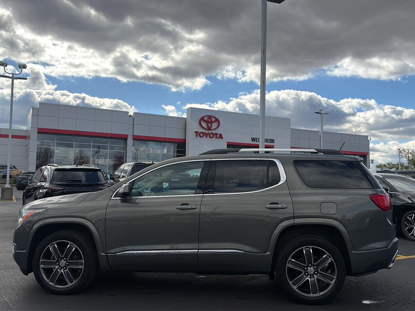 Used 2018 Mineral Metallic GMC Denali image 6