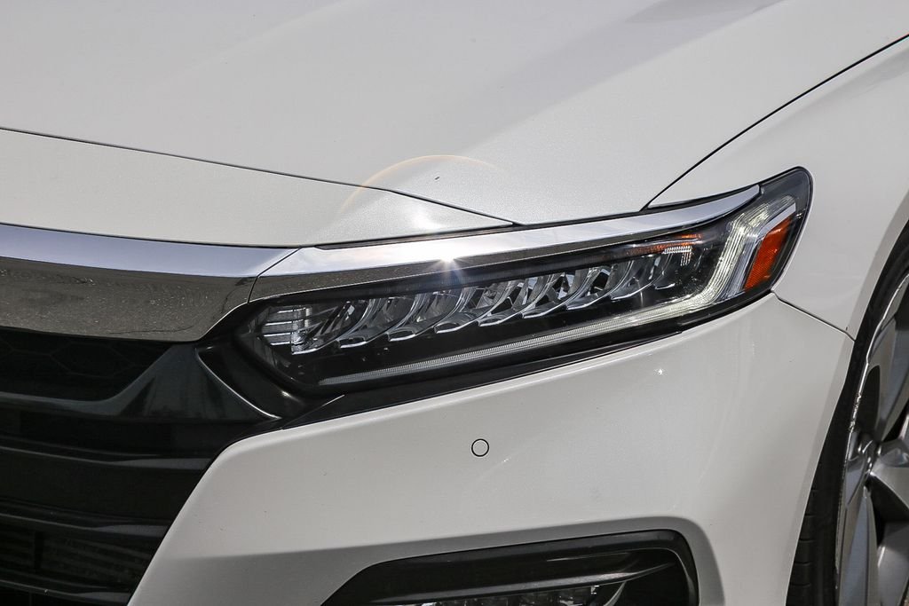 Used 2018 Platinum White Pearl Honda Touring image 4