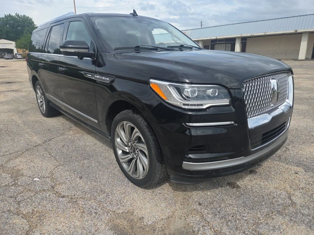 Used 2022 Black Lincoln Reserve image 12