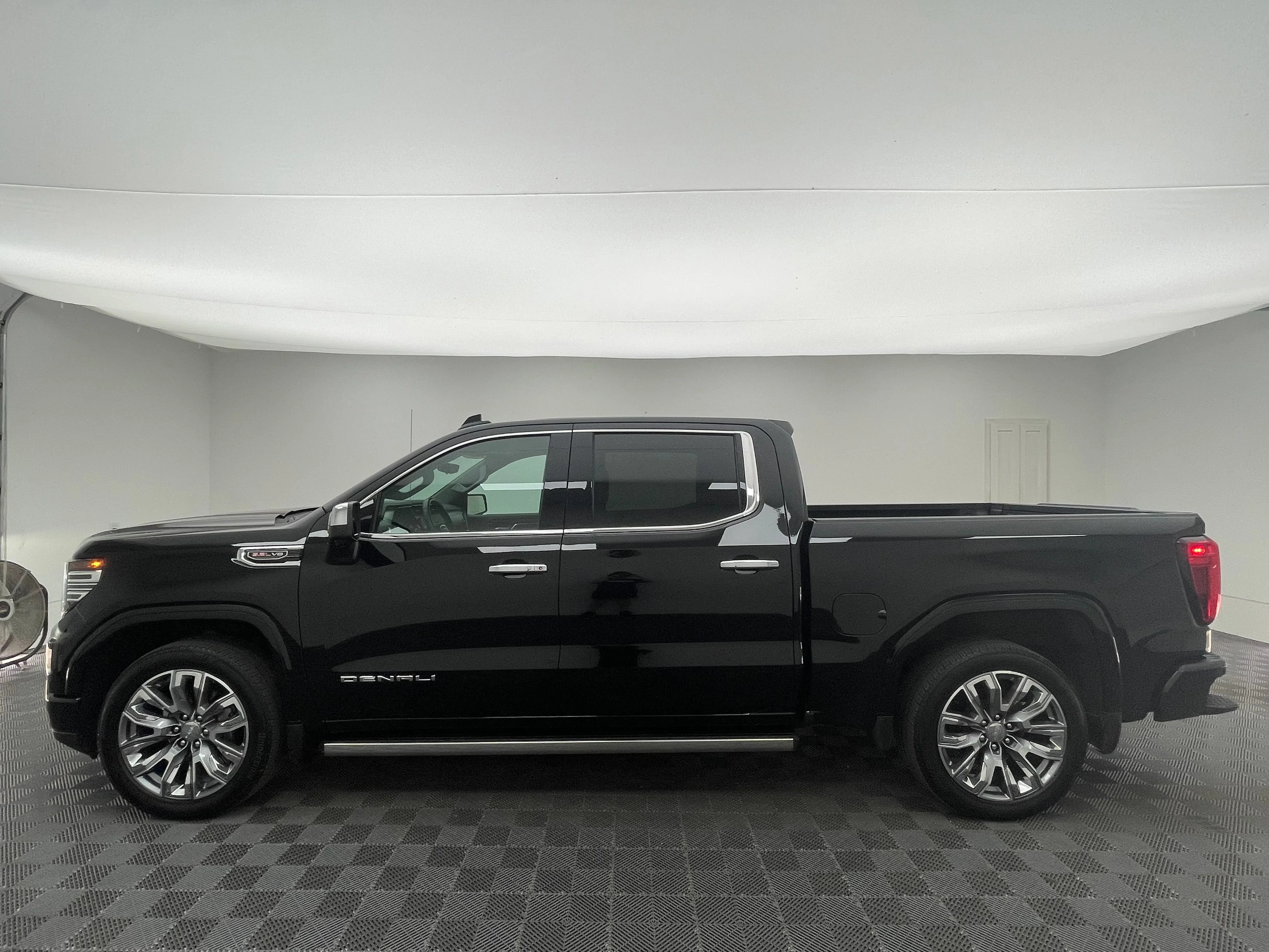 Used 2024 Onyx Black GMC Denali image 15