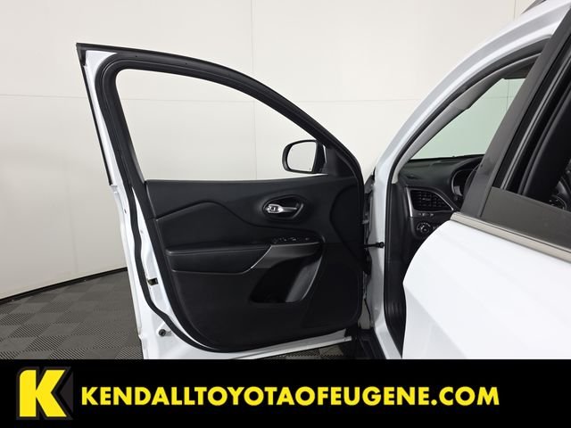 Used 2019 White Jeep Latitude Plus image 22