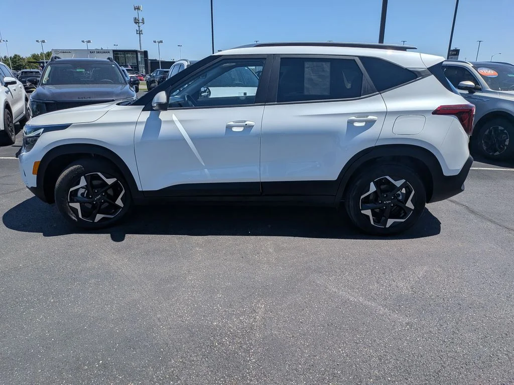 Used 2025 Snow White Pearl Kia S image 4