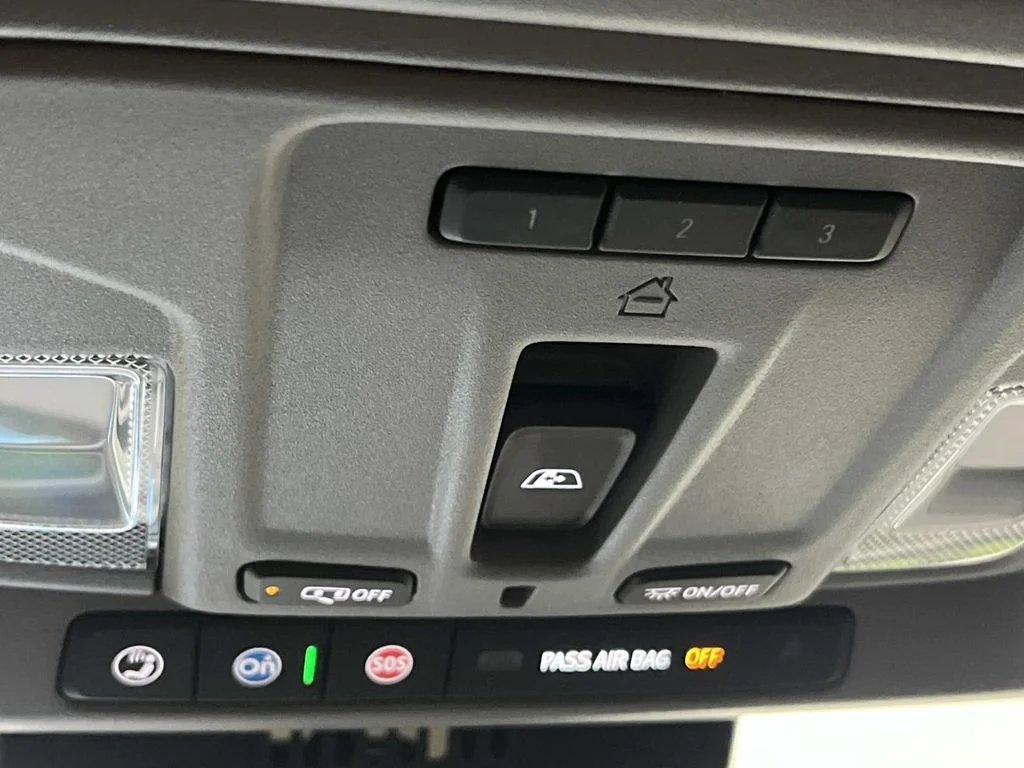 Used 2025 Summit White Chevrolet LT image 27