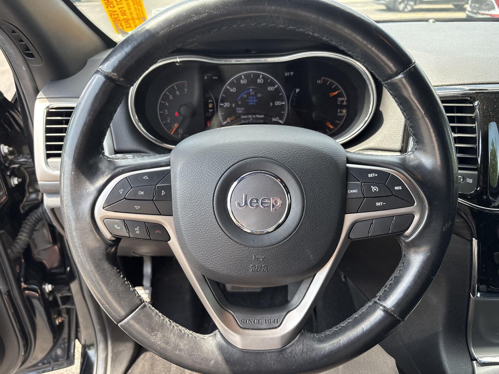 Used 2020 Diamond Black Crystal Pearl Jeep Laredo image 13