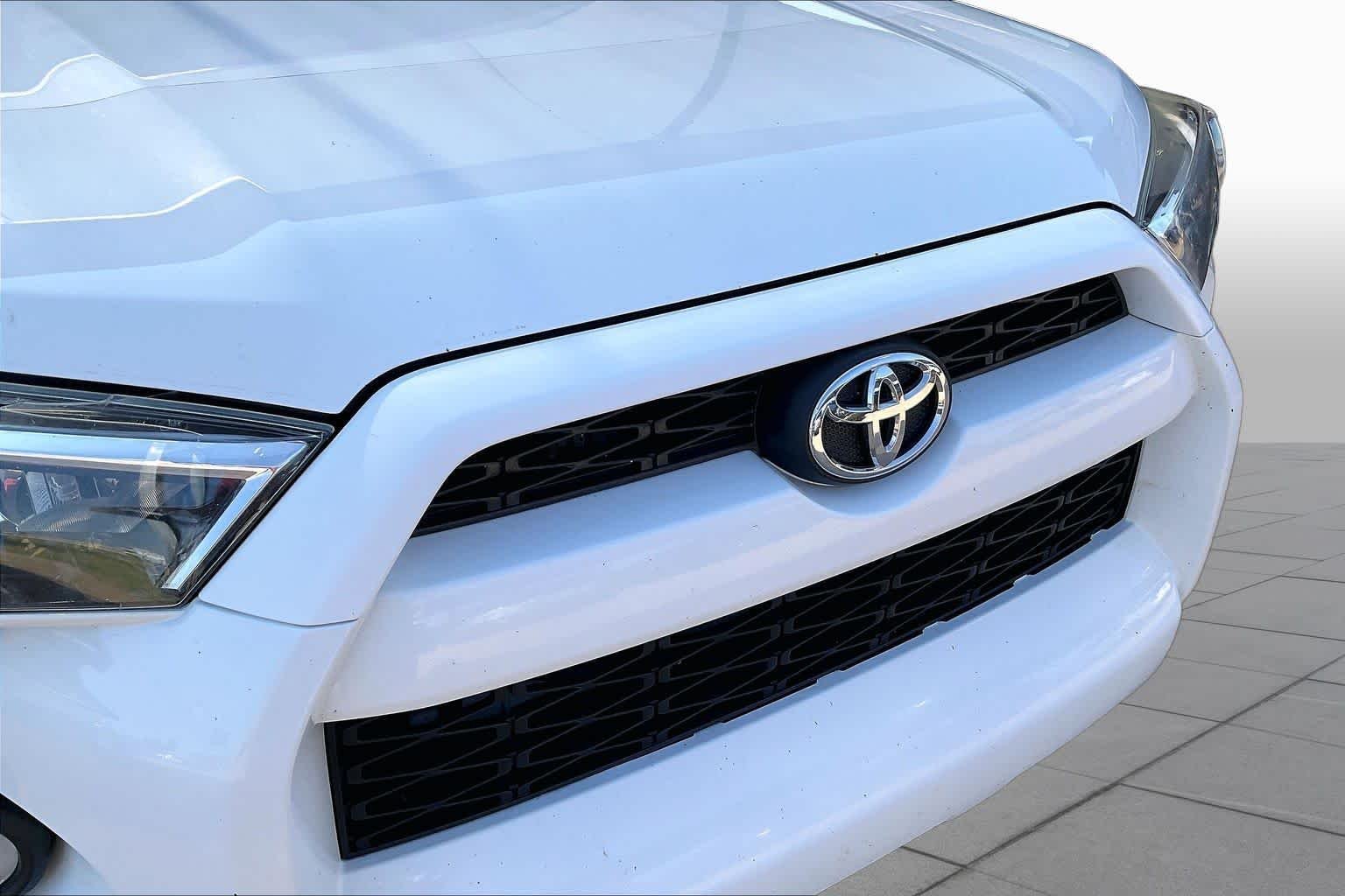 Used 2019 Super White Toyota SR5 image 28