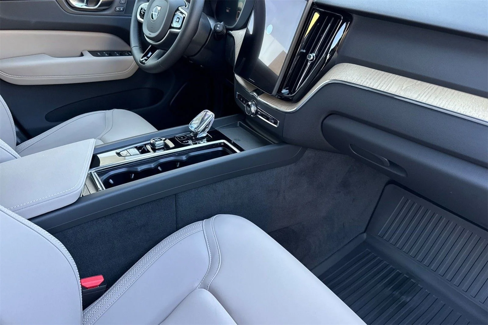2026 Volvo XC60 Plus - Photo 17