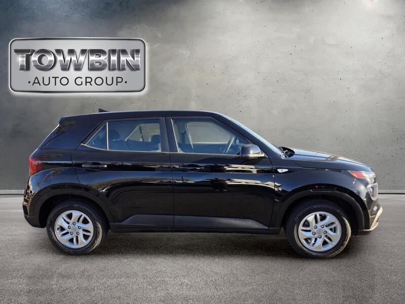 Used 2021 Black Hyundai SE image 3