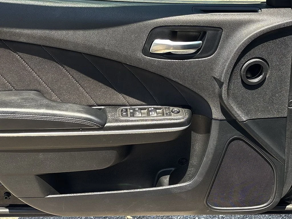 Used 2022 Black Dodge SXT image 10